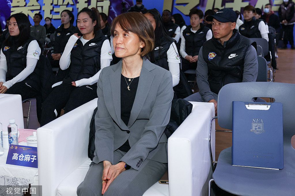 杨露禅跟陈玉娘之间的豪情升温，陈栽秧跟父亲之间的感情纠葛，方剂敬带着年夜炮轰炸全村的悲凉，陈长兴为解救全村单身抗敌的霸气，都起头在片子里渐渐的展叙开来。